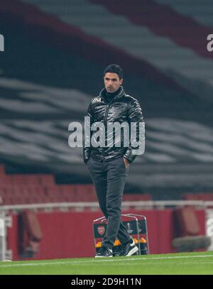 Londra, Regno Unito. 6 Nov 2020. Il manager dell'Arsenal, Mikel Arteta, si trova sul fianco della gara durante la partita UEFA Europa League Group B tra l'Arsenal FC e la Molde FK all'Emirates Stadium di Londra, in Gran Bretagna, il 5 novembre 2020. Credit: Xinhua/Alamy Live News Foto Stock