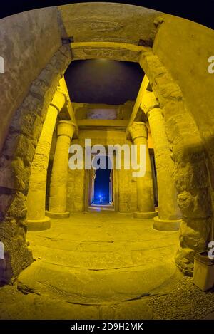 Nel complesso, la scultura in rilievo è tipica del periodo tolemaico e romano, con rilievi intagliati molto profondamente sulle pareti esterne e sulle colonne, Foto Stock