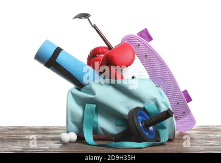Set di attrezzature sportive sul tavolo su sfondo bianco Foto Stock