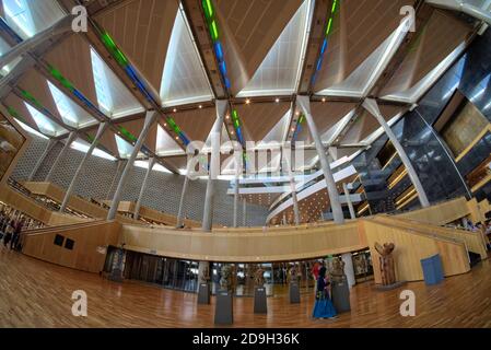 La Bibliotheca Alexandrina (in inglese: Biblioteca di Alessandria; è una biblioteca e centro culturale importante situato sulla riva del Mar Mediterraneo in t Foto Stock