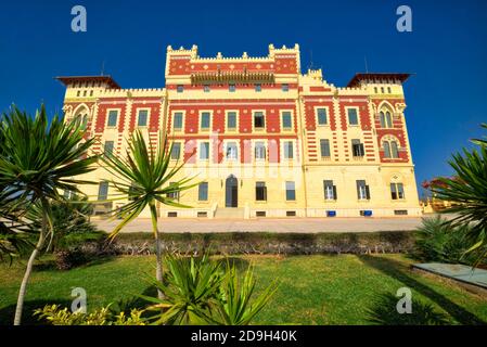 Un grande palazzo reale degli anni '30 in stile turco e fiorentino, con grandi giardini, ora un parco pubblico preso @Alessandria, Egitto Foto Stock