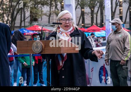 New York, NY - 5 novembre 2020: Elizabeth Ryan parla all'apertura del Winter Village Market di Bryant Park sponsorizzato dalla Bank of America Foto Stock