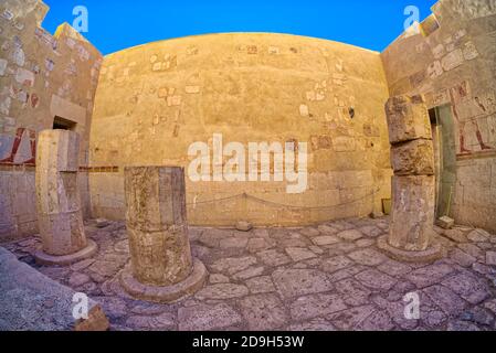 L'intero complesso del tempio è stato costruito nelle scogliere di Deir el-Bahri e il Santuario di Amun – il più area sacra del sito – è stato tagliato da cl Foto Stock