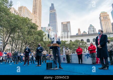 New York, NY - 5 novembre 2020: Il sindaco di Blasio consegna commenti e negozi al mercato invernale di Bryant Park sponsorizzato dalla Bank of America Foto Stock