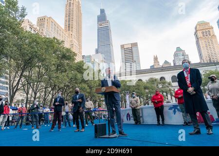 New York, Stati Uniti. 05 novembre 2020. Il sindaco di Blasio consegna commenti e negozi al mercato invernale di Bryant Park sponsorizzato dalla Bank of America di New York il 5 novembre 2020. Market è sponsorizzato da Bank of America. La pandemia ha causato enormi perdite per le imprese locali bacause di mancanza di turismo e di intrattenimento in città. Skyline di Midtown visto sullo sfondo. (Foto di Lev Radin/Sipa USA) Credit: Sipa USA/Alamy Live News Foto Stock