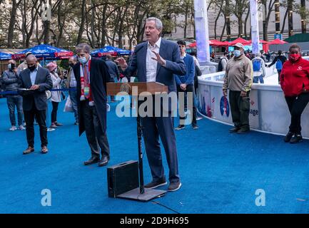 New York, Stati Uniti. 05 novembre 2020. Il sindaco di Blasio consegna commenti e negozi al mercato invernale di Bryant Park sponsorizzato dalla Bank of America di New York il 5 novembre 2020. Market è sponsorizzato da Bank of America. La pandemia ha causato enormi perdite per le imprese locali bacause di mancanza di turismo e di intrattenimento in città. (Foto di Lev Radin/Sipa USA) Credit: Sipa USA/Alamy Live News Foto Stock
