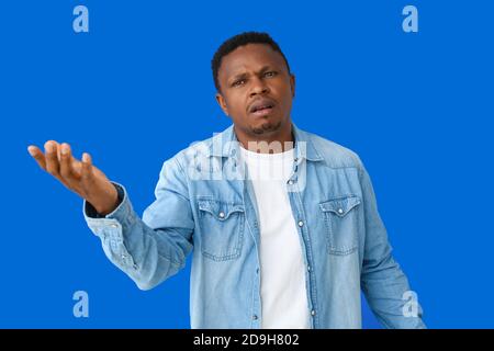 Uomo afroamericano stressato su sfondo a colori Foto Stock