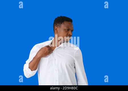 Uomo afroamericano stressato su sfondo a colori Foto Stock