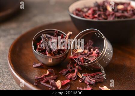 Succhieruola con tè secco all'ibisco sul tavolo Foto Stock