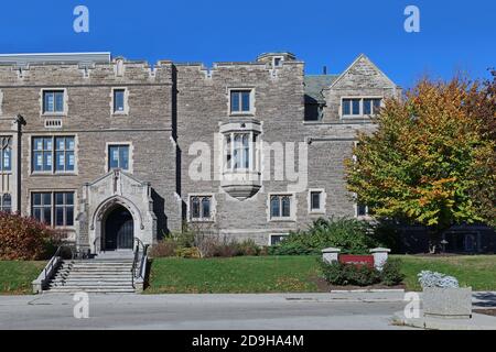 Hamilton, Ontario, Canada - 4 novembre 2020: Il campus della McMaster University ha un certo numero di edifici in pietra di stile gotico che risalgono al primo livello Foto Stock