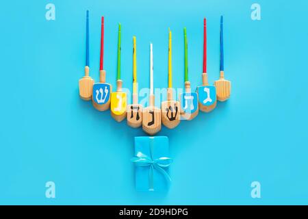 Menorah fatto di candele e sogni su sfondo a colori Foto Stock