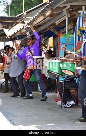 I thailandesi suonano strumenti per la celebrazione del Festival di Loy Kratong al tempio Khao Takiab, Hua Hin, Thailandia Foto Stock