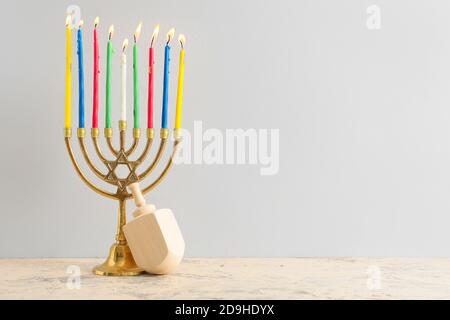 Menorah e Dreidel per Hanukkah su sfondo bianco Foto Stock