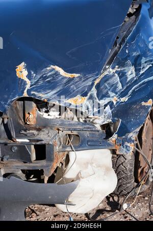 auto blu dopo un incidente Foto Stock