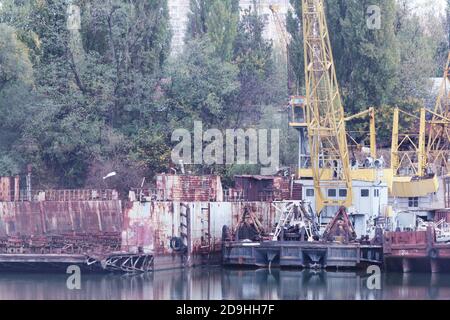 Vecchia chiatta arrugginita e rimorchiatore. Alcune chiatte arrugginite. Foto Stock