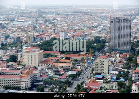 Phnom Penh. 11 Settembre 2019. Foto scattata il 11 settembre 2019 mostra una vista di Phnom Penh, Cambogia. La Cambogia è stata onorata per la sua ricca storia e la rappresentazione delle tradizioni. Phnom Penh, capitale della Cambogia, situata alla confluenza dei sistemi del fiume Tonle SAP e Mekong, vanta dei suoi edifici tradizionali e moderni grattacieli. Credit: Sovannara/Xinhua/Alamy Live News Foto Stock