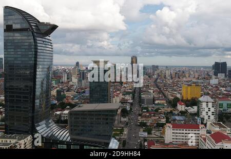 Phnom Penh. 15 agosto 2019. Foto aerea scattata il 15 agosto 2019 mostra una vista del centro di Phnom Penh, capitale della Cambogia. La Cambogia è stata onorata per la sua ricca storia e la rappresentazione delle tradizioni. Phnom Penh, capitale della Cambogia, situata alla confluenza dei sistemi del fiume Tonle SAP e Mekong, vanta dei suoi edifici tradizionali e moderni grattacieli. Credit: Sovannara/Xinhua/Alamy Live News Foto Stock