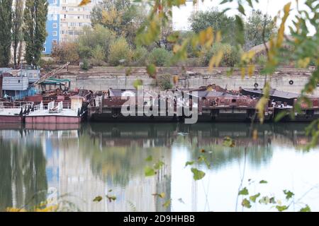 Vecchia chiatta arrugginita e rimorchiatore. Alcune chiatte arrugginite. Foto Stock