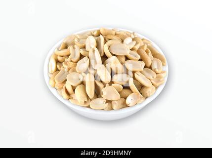 Chiocciola di arachidi salate, spuntini, noci e patatine. Sbucciato salato isolato su fondo bianco, arachidi arrostite, arachidi arrangiate sbucciate, arachidi mezze, Roa Foto Stock