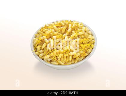 SEV Mamra è uno spuntino indiano. Si tratta di una miscela di ingredienti secchi speziati come riso soffiato, tagliatelle salate e arachidi Foto Stock