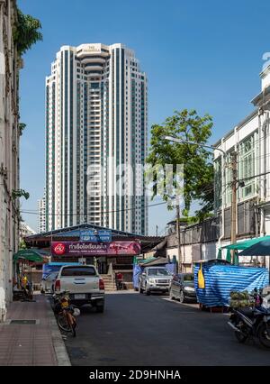 Il Peninsula Hotel sulla riva del fiume Chayo Phraya a Bangkok, visto dal lato opposto del fiume, a Charoen Krung Soi 40, accanto all'Hotel Foto Stock