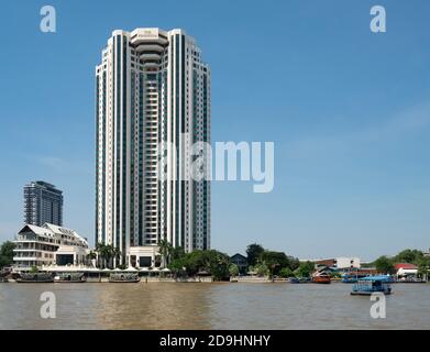 Il Peninsula Hotel sulla riva del fiume Chayo Phraya a Bangkok. Foto Stock