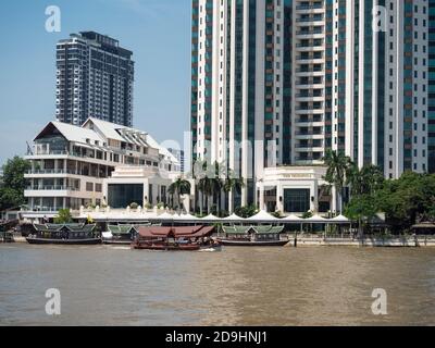 Il Peninsula Hotel sulla riva del fiume Chayo Phraya a Bangkok. Sulla sinistra sullo sfondo, Villa Sathorn alto condominio. Foto Stock