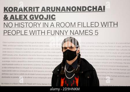 L'artista americano Alex Gvojic (partner) partecipa alla presentazione della prima mostra in Portogallo del Korakrit Arunanondchai (Thailandia, 1986), al Serralves Museum. Questi artisti si muovono tra i campi del video, della performance, della scultura e dell'installazione e si dividono tra due culture: Quella dell'Oriente, dove sono nati e cresciuti, e quella dell'Occidente, in particolare quella degli Stati Uniti, il novembre 2020, Porto, Portogallo. Questa mostra, dal titolo Nessuna storia in una stanza piena di persone con nomi divertenti 5 (2019), è un'installazione realizzata in collaborazione con l'artista Alex Gvojic Foto Stock