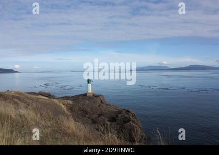 La vista verso sud dal Brooks Point Regional Park a South Pender Island, BC, Canada verso le isole San Juan nello stato di Washington, America Foto Stock