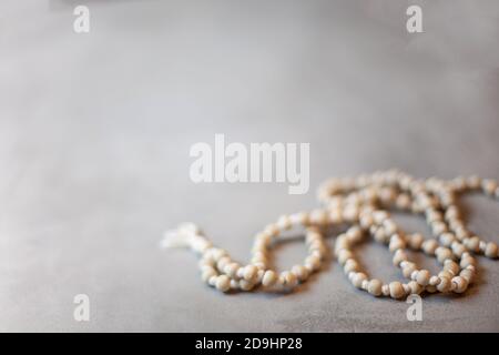 Vista dall'alto perline di rosario bianco isolate su sfondo grigio Foto Stock