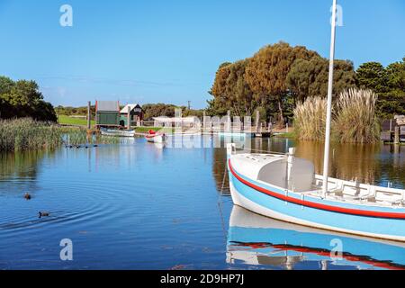 WARRNAMBOOL, VICTORIA, AUSTRALIA - 16 APRILE 2019: Flagstaff Hill Maritime Museum, barche nel porticciolo ricreato Foto Stock