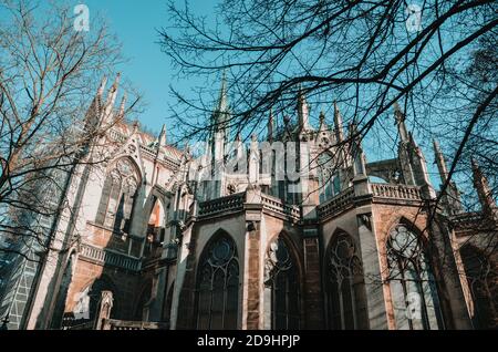 BORDEAUX, FRANCIA - 02 novembre 2020: Bellissimo paesaggio girato di una chiesa a Bordeaux con rami di alberi e il cielo blu. Foto Stock