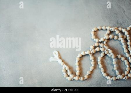 Vista dall'alto perline di rosario bianco isolate su sfondo grigio Foto Stock