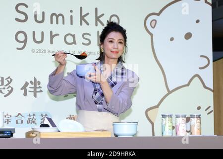 Alyssa Chia, attrice e ospite televisivo taiwanese, è l'acronimo di Sumikko Gurashi food brand, evento promozionale a Taipei, Taiwan, 7 ottobre 2020. Foto Stock