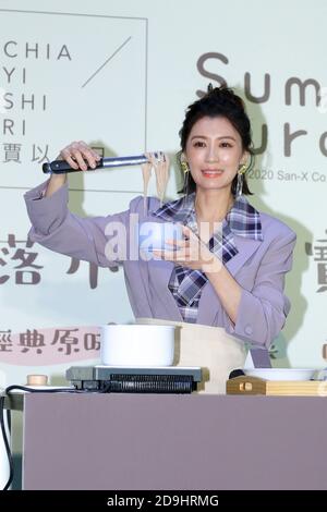 Alyssa Chia, attrice e ospite televisivo taiwanese, è l'acronimo di Sumikko Gurashi food brand, evento promozionale a Taipei, Taiwan, 7 ottobre 2020. Foto Stock