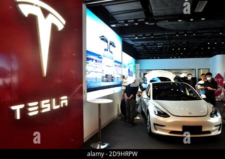 I cittadini si rechano in un negozio Tesla per provare il veicolo elettrico al momento della riduzione dei prezzi, Shanghai, Cina, 7 ottobre 2020. Tesla ha tagliato il prezzo del suo ma cinese Foto Stock