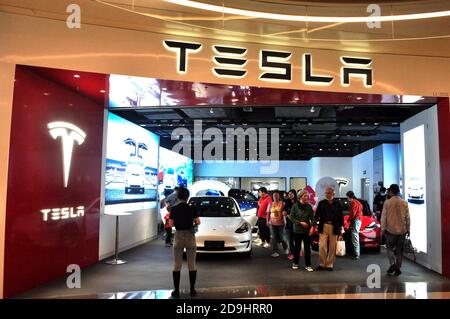 I cittadini si rechano in un negozio Tesla per provare il veicolo elettrico al momento della riduzione dei prezzi, Shanghai, Cina, 7 ottobre 2020. Tesla ha tagliato il prezzo del suo ma cinese Foto Stock