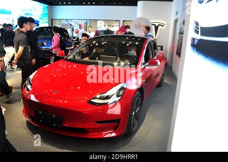 I cittadini si rechano in un negozio Tesla per provare il veicolo elettrico al momento della riduzione dei prezzi, Shanghai, Cina, 7 ottobre 2020. Tesla ha tagliato il prezzo del suo ma cinese Foto Stock