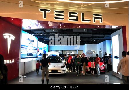 I cittadini si rechano in un negozio Tesla per provare il veicolo elettrico al momento della riduzione dei prezzi, Shanghai, Cina, 7 ottobre 2020. Tesla ha tagliato il prezzo del suo ma cinese Foto Stock