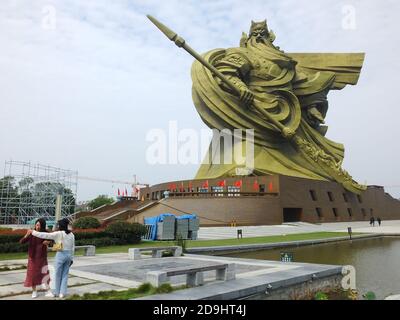 La statua in bronzo dell'antico generale militare cinese Guan Yu, con l'altezza di 58 metri e il peso di 1200 tonnellate, erige in un parco locale a Jingzho Foto Stock