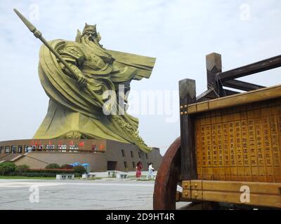 La statua in bronzo dell'antico generale militare cinese Guan Yu, con l'altezza di 58 metri e il peso di 1200 tonnellate, erige in un parco locale a Jingzho Foto Stock