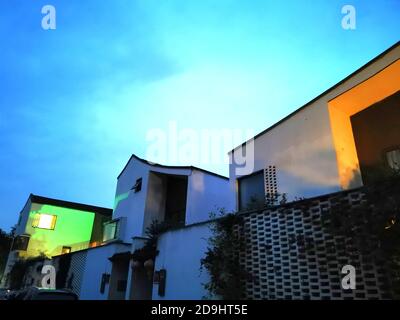 La vista esterna degli agricoltori locali¯ case che sono combinazioni di tradizione e modernità e si levano alla luce di lampioni, nel vaso di Dongziguan Foto Stock