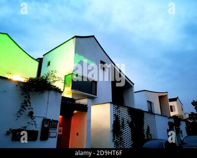 La vista esterna degli agricoltori locali¯ case che sono combinazioni di tradizione e modernità e si levano alla luce di lampioni, nel vaso di Dongziguan Foto Stock