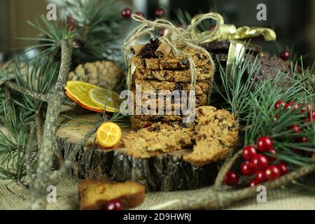 Primo piano di decorazioni natalizie con biscotti yummy sull'albero supporto bagagliaio Foto Stock