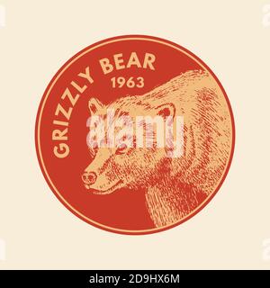 Adesivi per animali selvatici in stile vintage. Foresta orso bruno grizzly. Badge o etichetta monocromatica retrospettiva. Bestie del Nord Europa. Schizzo disegnato a mano. Illustrazione Vettoriale