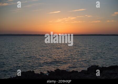 Vista di un tramonto sul mare, sull'isola di Formentera, Spagna. Foto Stock