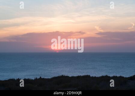Vista di un tramonto sul mare, sull'isola di Formentera, Spagna. Foto Stock