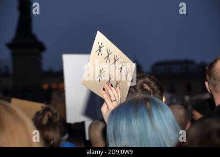 Cracovia, Polonia - Novembre 24 2020:dimostrazione a Cracovia, la ragazza tiene banner con 8 stelle che simboleggiano l'opinione approssimativa sul partito di governo di Legge e Giustizia Foto Stock