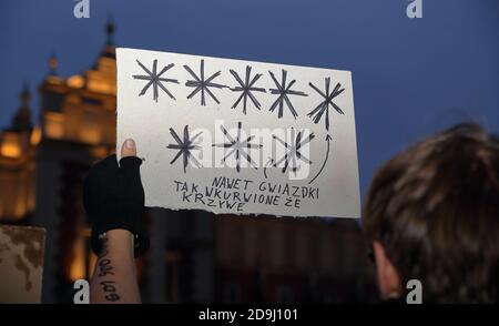 Cracovia, Polonia - Novembre 2020: Il giovane si unisce alla manifestazione anti-governo e al partito diritto e Giustizia a Cracovia con poster simbolico a 8 stelle Foto Stock