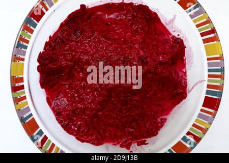 Insalata di barbabietole con aglio e maionese in ciotola Foto Stock